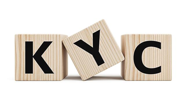 de madera bloques mostrando kyc letras en un blanco superficie representando saber tu cliente conformidad y regulador requisitos en un limpiar y minimalista ajuste transporte confiar y seguridad foto