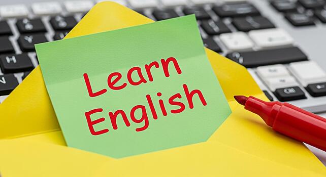 de cerca de un verde pegajoso Nota con el palabras aprender Inglés en rojo tinta metido en un amarillo sobre en un computadora teclado simbolizando educación y idioma adquisición en un digital aprendizaje medio ambiente foto