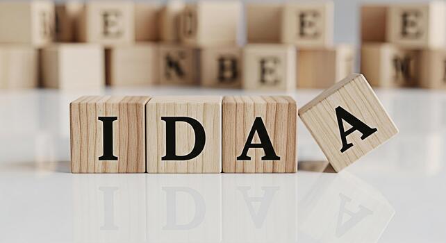 de madera bloques ortografía fuera idea en un reflexivo blanco superficie simbolizando creativo pensando y innovación en un brillante minimalista estudio ajuste promoviendo inspiración y resolver problemas foto