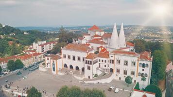 topp se av nationell palats i sintra portugal vit arkitekt torn röd hustak i stad reser utomlands semester resa Turné resa begrepp skön grön kullar bergen Sol lysande i blå himmel video