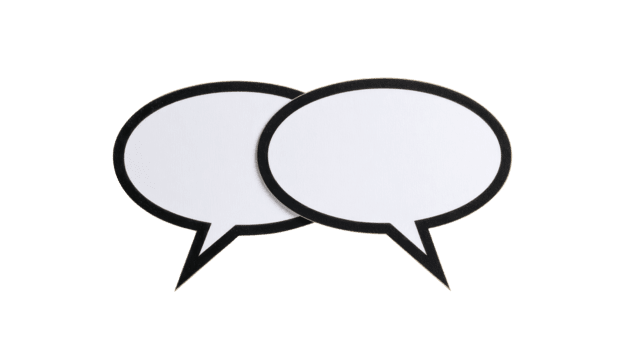zwei überlappend leer Rede Luftblasen mit schwarz Grenzen auf Transparenz Hintergrund, symbolisieren Kommunikation, Gespräch, oder Dialog im einfach und modern Stil png