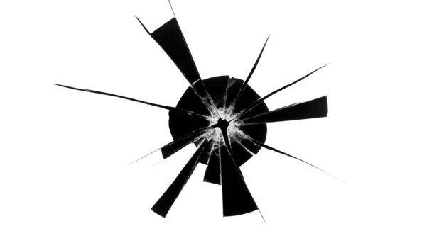 rotto bicchiere distrutto trasparente superficie acuto crepa Linee isolato su trasparenza sfondo simboleggiante danno urto o distruzione con drammatico e intenso visivo effetto png