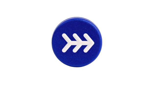 blauw ronde knop met wit pijl symbool geïsoleerd Aan transparantie achtergrond symboliseert richting navigatie of beweging geschikt voor gebruiker koppel web ontwerp of bewegwijzering png