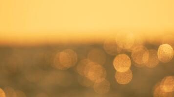 bokeh luce del sole astratto luminosa d'oro riflessi scintillante acqua superficie la creazione di un' vivace caldo sfondo struttura video