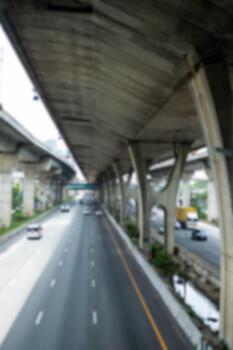 difuminar antecedentes de el autopista horizontal pavimento ver desde debajo el paso superior foto