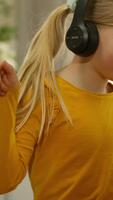 caucasiano pequeno menina criança criança filha dentro fones de ouvido ouço música canções dançando ouço melodia audio conectados lista de reprodução doméstico casa entretenimento passatempo tendo Diversão feliz infância adorável bebê dança video