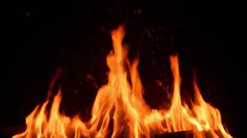 dinamico fiamme danza nel il buio, Perfetto per la creazione di un' caldo, invitante atmosfera o aggiungendo ardente energia per il tuo progetto video