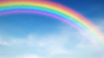 vivace arcobaleno archi attraverso un' chiaro blu cielo con soffice bianca nuvole, Perfetto per aggiungendo un' toccare di Magia e Meraviglia per qualunque creativo progetto video