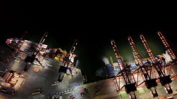 nattetid antenn se av en upptagen behållare terminal med brygga kranar läser in och avlastning frakt fartyg, upplyst bryggor visa upp global handel och logistik i verkan video