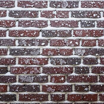 cerca arriba ver de un resistido rústico rojo ladrillo pared con visible mortero líneas y variado color tonos foto