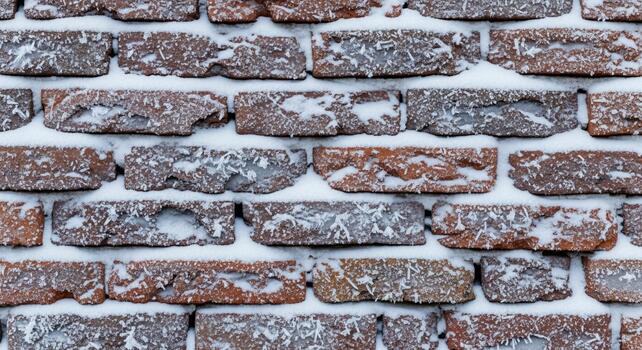 cerca arriba ver de resistido y Envejecido ladrillo pared textura con parches de nieve y escarcha creando un invernal fachada foto