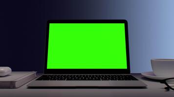 schermo verde Schermo su il computer portatile impostato su bianca tavolo. blu sfondo. vicino su di croma chiave su schermo per chiamata, sito web modello presentazione gioco applicazioni. libero professionista attività commerciale. Ingrandisci nel video