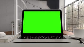 schermo verde Schermo su il computer portatile impostato su bianca tavolo. casa ufficio spazio di lavoro. vicino su di croma chiave su schermo per chiamata, sito web modello presentazione gioco applicazioni. libero professionista attività commerciale. Ingrandisci nel video