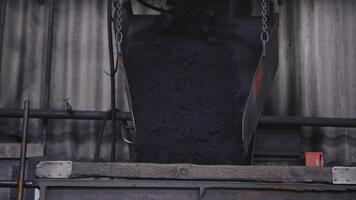 de ståltillverkning bearbeta av införande sand in i de forma för gjutgods. fabrik arbetare använder sig av konstruktion verktyg medan arbetssätt. video