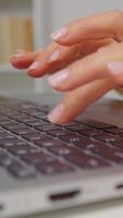 verticale schermo vicino su lato Visualizza mani di professionale attività commerciale donna digitando su il computer portatile taccuino tastiera del computer. Lavorando remoto a partire dal casa ufficio su Software app. tecnologia concetto. video
