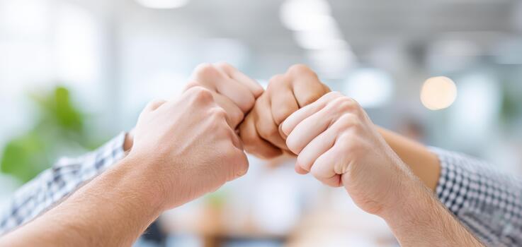equipo colaboración es esencial en corporativo ambiente dónde acuerdos son hecho a fomentar unidad y fortalecer negocio relaciones esta capturas espíritu de trabajo en equipo foto