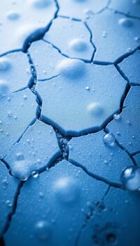 el visual efecto de el profundo azul color degradado a través de el muy fisurado mojado y irregular superficie foto