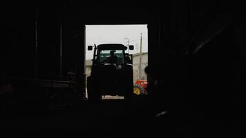 ett automatiserad traktor enheter in i en ko bruka till förse mat för de nötkreatur. detta effektiv systemet förstärker matning praxis i jordbruks inställningar. video