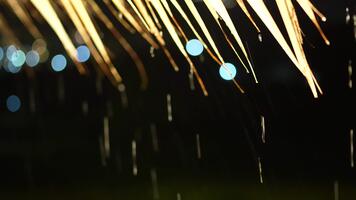 delikat regndroppar faller från en tak med bokeh effekt skapande en drömmande atmosfär i en natt scen med gata lampor och en lugna bakgrund video