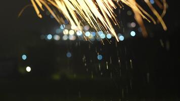 luccicante gocce di pioggia caduta a notte con morbido luci nel sfondo la creazione di un' bellissimo e sognante atmosfera video