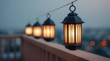 elegant lyktor med värma glöd hängande på en sträng, skapande en mysigt atmosfär på skymning över en naturskön bakgrund av stad lampor och mjuk kväll himmel video