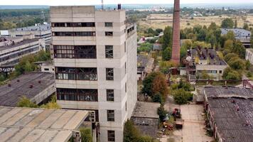fabbrica distrutto vuoto edifici. aereo Visualizza di distruttivo abbandonato architettura. video