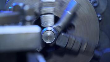 roterande mekanism i vändning svarv till fästa och slipa detaljer. mekanisk Utrustning för turners verkstad. stänga upp. video