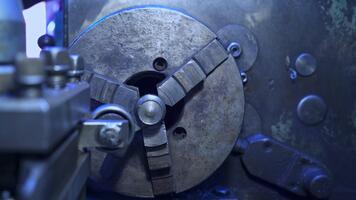 il giro rotante dettaglio nel svolta tornio. elementi su un' metallo tornio macchina. di Turner laboratorio vicino su. video