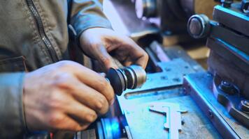 händer av svarvare ansluter två element. stänga upp. metall tabell och vändning svarv på de bakgrund. video