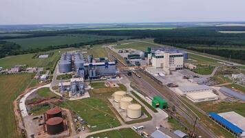 fino a Data tecnologico pianta per Conservazione e in lavorazione grano. potente ascensore impresa territorio a partire dal aereo prospettiva. natura sfondo. video