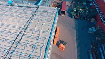 slittata caricatore scarico scatole a partire dal un' camion. poco macchina impilamento confezioni vicino il magazzino parete. Visualizza a partire dal superiore. video