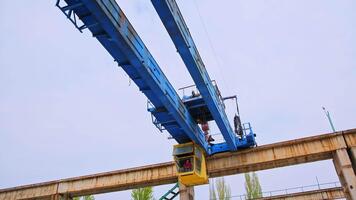 automatiserad kran maskin för lyft och transport material. arbetstagare Sammanträde i de bås och rörelse de Metod. video