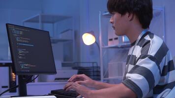 uno giovane maschio asiatico esso programmatore e Tech ingegnere Lavorando con computer tastiera del computer, digitando Software codici per applicazione sviluppo e sito web Rete sistema informazione dati nel camera. video