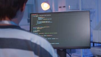 jovem masculino ásia isto trabalhador autonomo programador e tecnologia engenheiro trabalho com computador teclado, digitando Programas códigos para inscrição desenvolvimento e local na rede Internet rede sistema em formação dados dentro sala. video