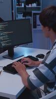 jovem masculino ásia isto trabalhador autonomo programador e tecnologia engenheiro trabalhando com computador teclado, digitando Programas códigos para inscrição desenvolvimento e local na rede Internet rede sistema dados dentro sala. video