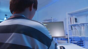 un' giovane maschio asiatico esso libero professionista programmatore e Tech ingegnere a distanza lavori con computer e mobile Telefono, Software codici per applicazione sviluppo, e ragnatela Rete sistema informazione dati nel camera. video