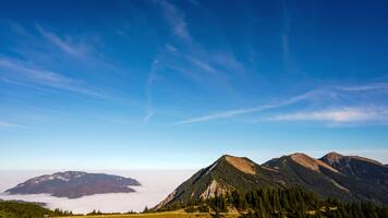 en berg räckvidd med träd och moln i de himmel video