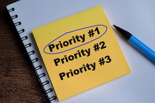 concepto de parte superior prioridad escribir en pegajoso notas aislado en de madera mesa. foto