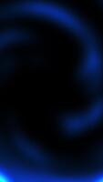 virvlande blå ljus mönster skapa fascinerande visuell effekter i mörk Plats video