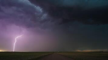 majestätisk åskväder med texturerad moln lysande från inom förbi blixt- video