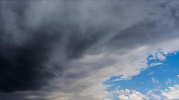 Cloudscape movimiento antecedentes con evolucionando capas de humedad y ligero video