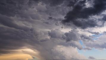 lynnig clouds som visar atmosfärisk djup och Färg gradienter video