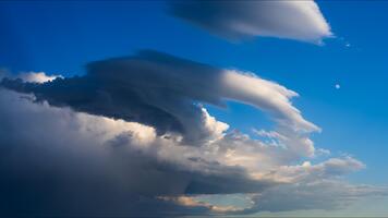 clouds rörelse bakgrund med skiftande skikten av texturerad moln video