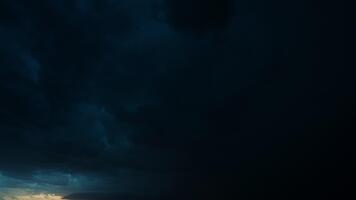 storm närmar sig tvärs över enkel med avlägsen blixt- under en lynnig himmel video
