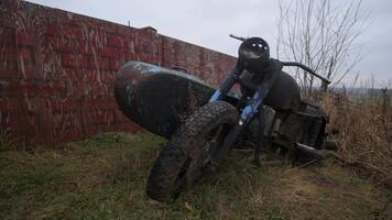 detaljerad beskrivning av fordon skick, indikatorer av försämring och smuts på reser fordon, bevis av användande och miljö- effekter på utseende av fordon video