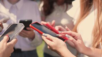 gruppo di individui interagisce durante un' estate evento, utilizzando loro smartphone per Condividere intuizioni e collaborare per attività commerciale sviluppo nel un' vivace ambiente. video