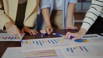 stänga upp händer av asiatisk ung företag yrkesverksamma förlova sig i en dynamisk brainstorming session, de samarbeta på strategier använder sig av diagram och papper, visa upp lagarbete, dagordning eller diagram papper video