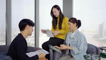 ung asiatisk yrkesverksamma främja lagarbete i en dynamisk möte till kör projekt Framgång med entusiasm och samarbete på kontor, data analys för företag tillväxt, analyserar finansiell dokument. video