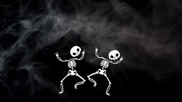 animerad bakgrund med två söt tecknad serie skelett dans med flytande skallar på en svart bakgrund med rök med kopia Plats. två söt tecknad serie skelett dans i en sömlös slinga animation. video