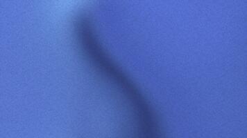 mjuk fokus skugga gjutning en diagonal linje tvärs över en djup blå texturerad duk, skapande en enkel abstrakt bakgrund video